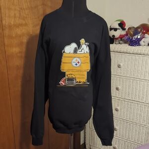 Gildan Black sweatshirt With Snoopy and Woodstock Steelers Crewneck